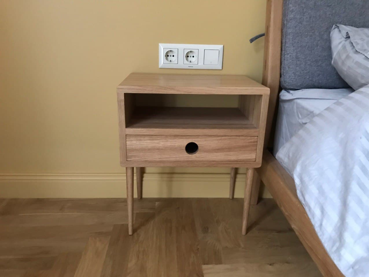 Прикроватная тумба из дуба 0205